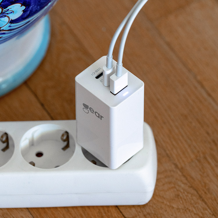 USB-lader med flere uttak, 2 x USB type C-uttak og 1 x USB type A-utta