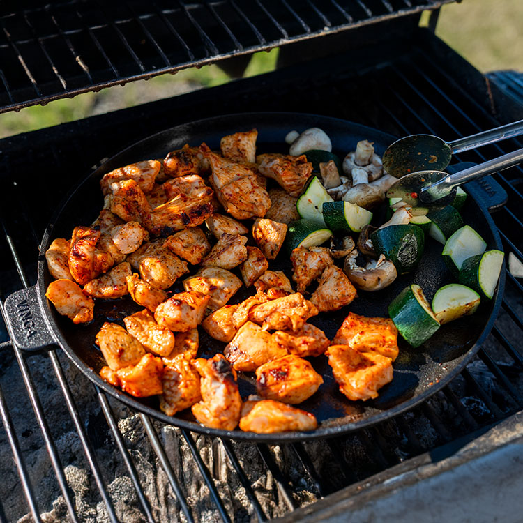 Støpejernpanne til grillen