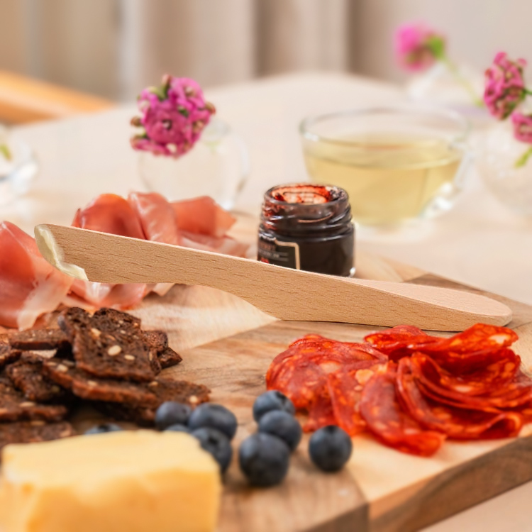 Smørkniv som står, bøketre