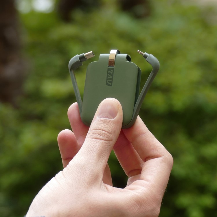 Liten powerbank med USB-kabler