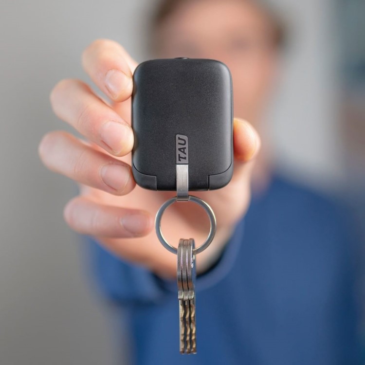 Liten powerbank med USB-kabler