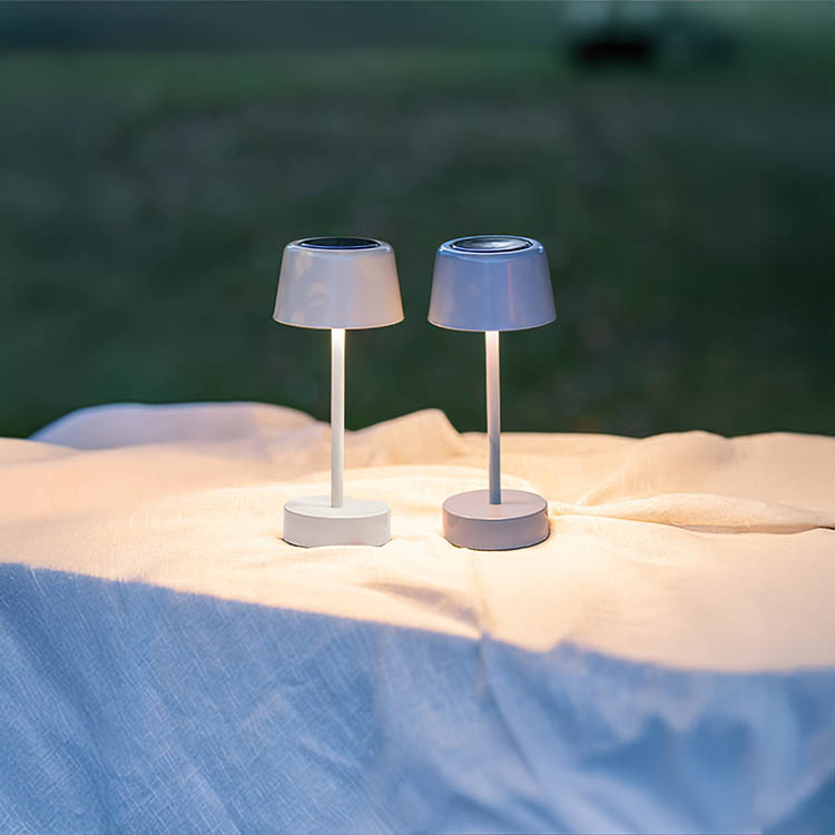 Liten solcelledrevet bordlampe