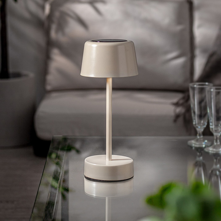 Liten solcelledrevet bordlampe
