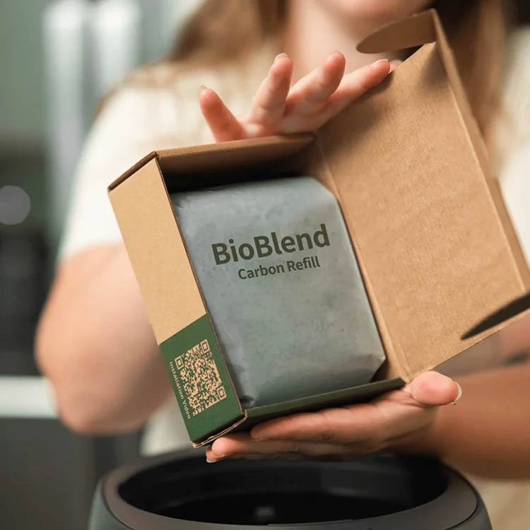Påfylling av kull til Bioblend-komposten
