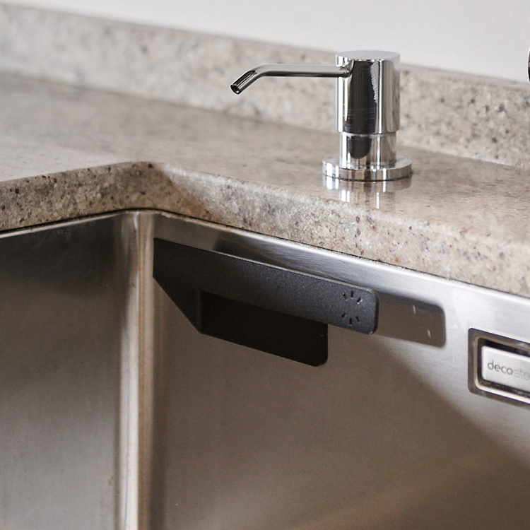 Magnetisk oppvaskklutholder med oppvaskkluter