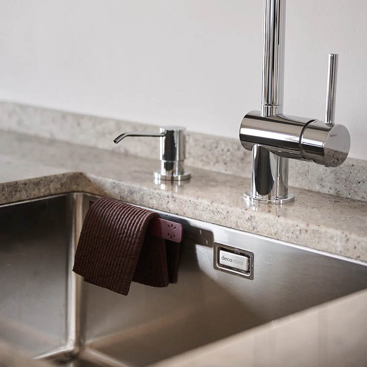 Magnetisk oppvaskklutholder med oppvaskkluter