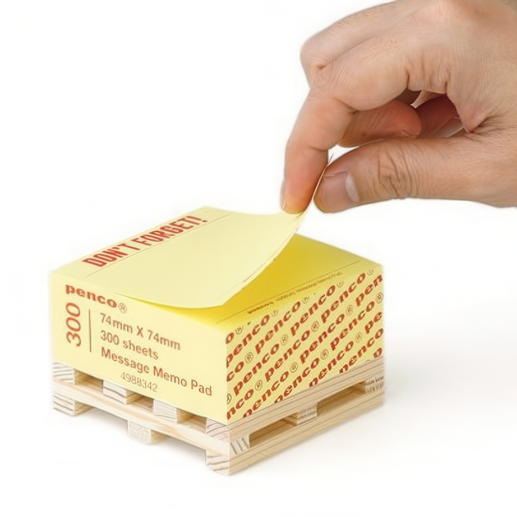 Blokkterning på liten trepall, PENCO DON'T FORGET, 7,4 x 7,4 cm, Gul
