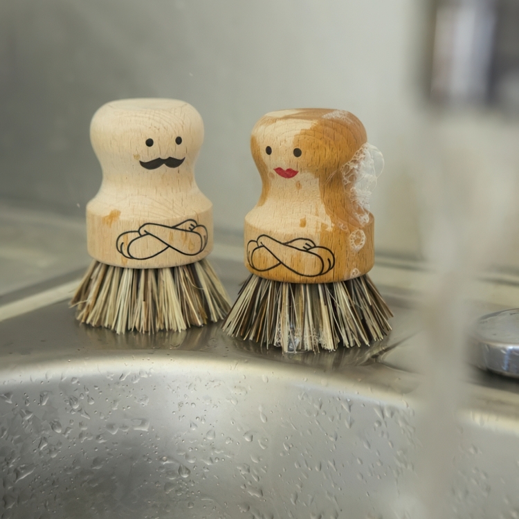 Oppvaskbørste i tre, Fru Scrubber, Kikkerland