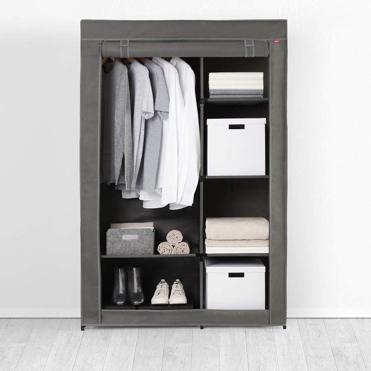Fleksibel garderobe i stoff med hyller