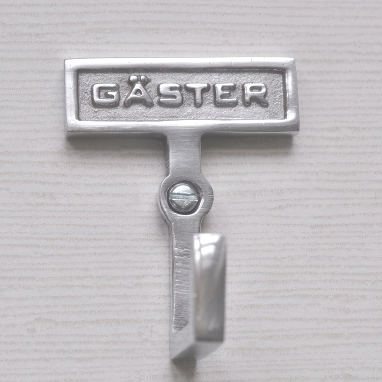 Gjesteskilt med knagg i metall, Gjester