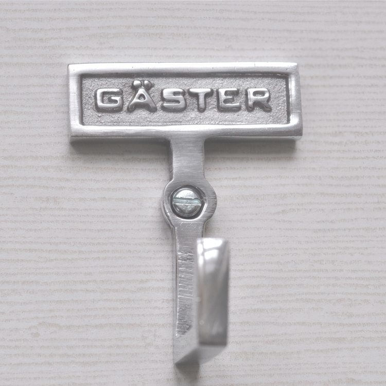 Gjesteskilt med knagg i metall, Gjester