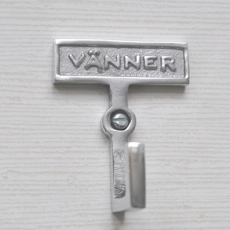 Baderomsknagg i metall, Venner
