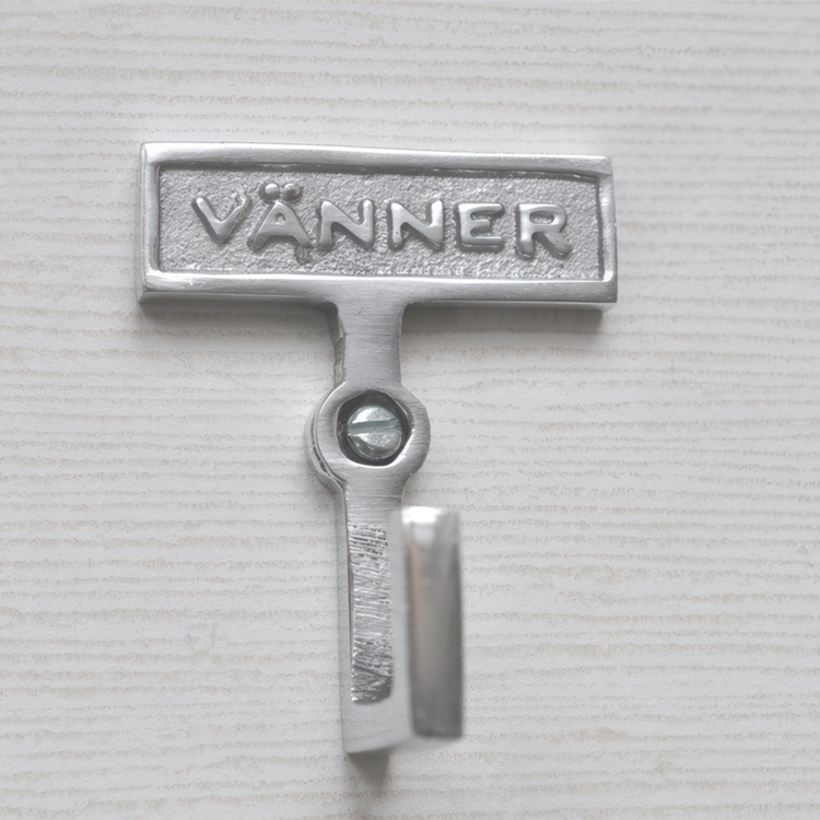 Baderomsknagg i metall, Venner