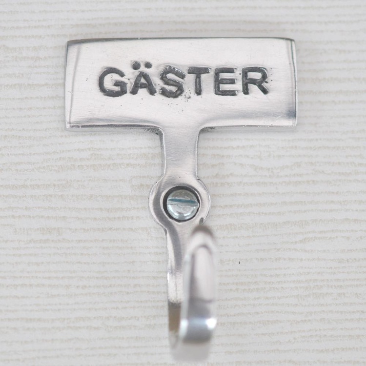 Gjesteskilt med knagg i blank metall, Gjester
