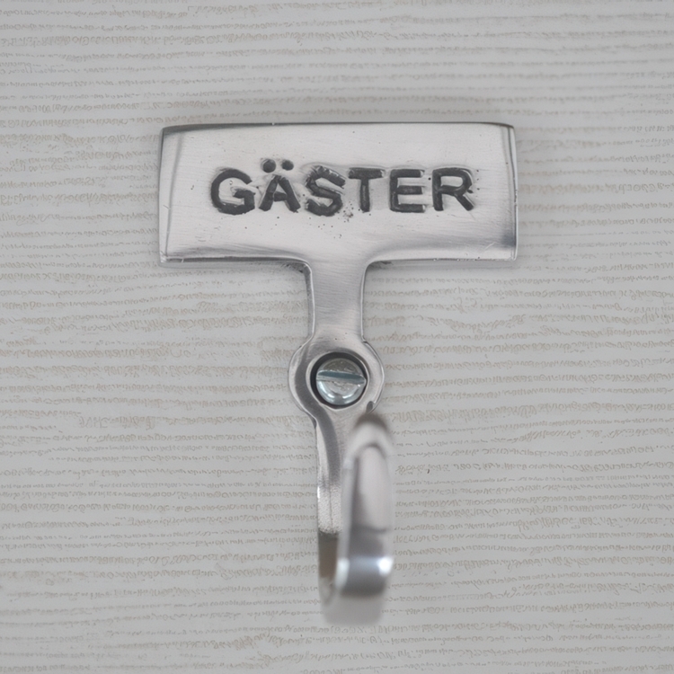 Gjesteskilt med knagg i blank metall, Gjester