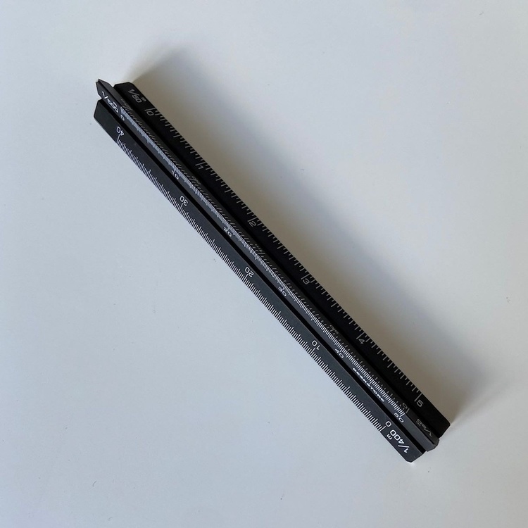 Skalalinjal aluminium, kort, DESKSTORE SCALE, 10 cm, svart