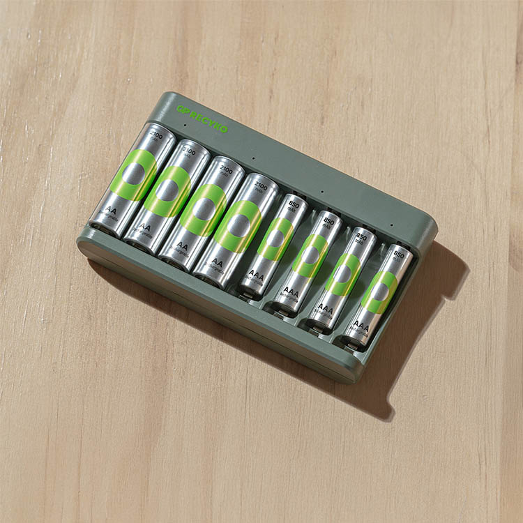 Batterilader med batterier, GP ReCyko i gruppen Hjemmet / Elektronikk / Hjemmeelektronikk hos SmartaSaker.se (14486)