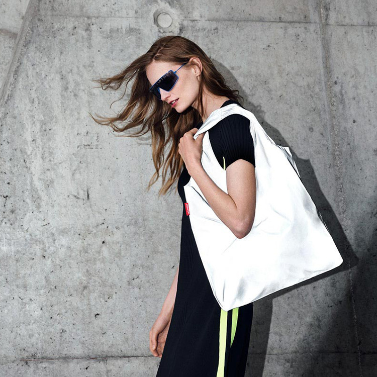 Shoppingbag av refleksstoff i gruppen Sikkerhet / Reflekser hos SmartaSaker.se (12999)