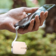 Liten powerbank med USB-kabler Liten powerbank med USB-kabler