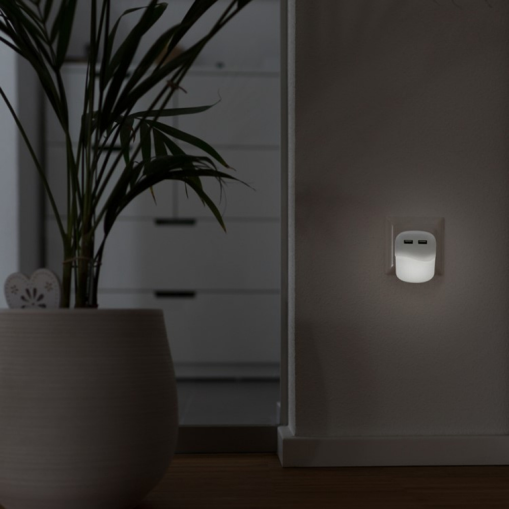 Nattlampe med USB-porter i gruppen Belysning / Innendørs belysning / Nattlampe hos SmartaSaker.se (13847)