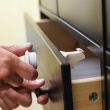 Magnetisk barnesikring for skap og skuffer