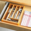 Uttrekkbar bestikkskuff i bambus 25,7-38,5 cm