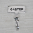 Gjesteskilt med knagg i blank metall, Gjester