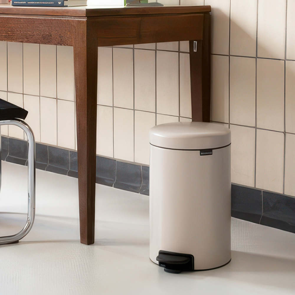 Pedalbøtte 12L, Brabantia i gruppen Oppbevaring / Rengjøringslagring og avfallssortering hos SmartaSaker.se (42366)
