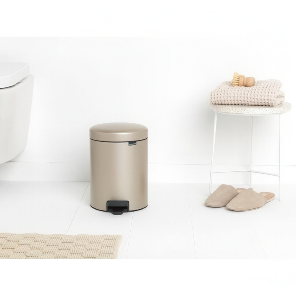 Pedalbøtte 5L, Brabantia i gruppen Oppbevaring / Rengjøringslagring og avfallssortering hos SmartaSaker.se (42370)