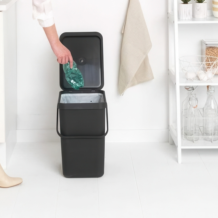 Søppelbøtte med lokk og håndtak 12L, Brabantia i gruppen Oppbevaring / Rengjøringslagring og avfallssortering / Søppelsortering hos SmartaSaker.se (42387)