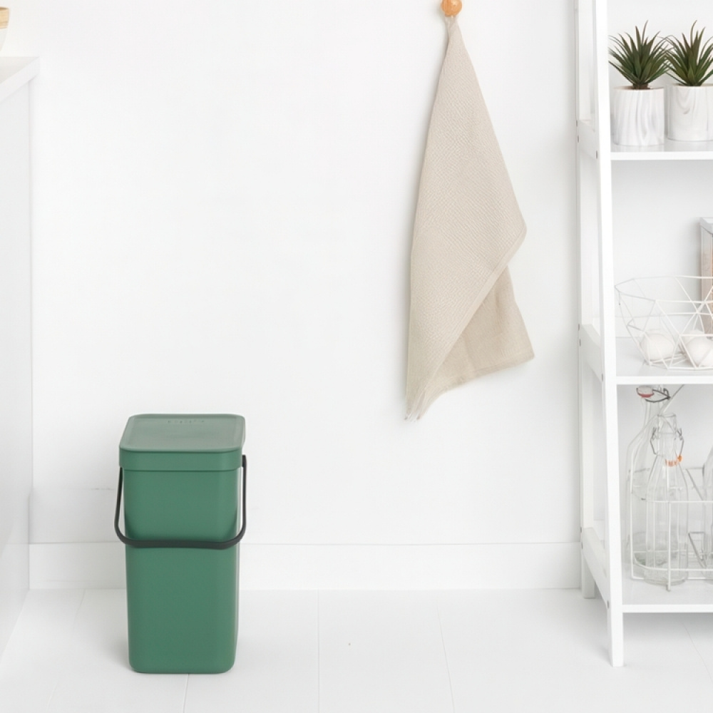Søppelbøtte med lokk og håndtak 12L, Brabantia i gruppen Oppbevaring / Rengjøringslagring og avfallssortering hos SmartaSaker.se (42387)