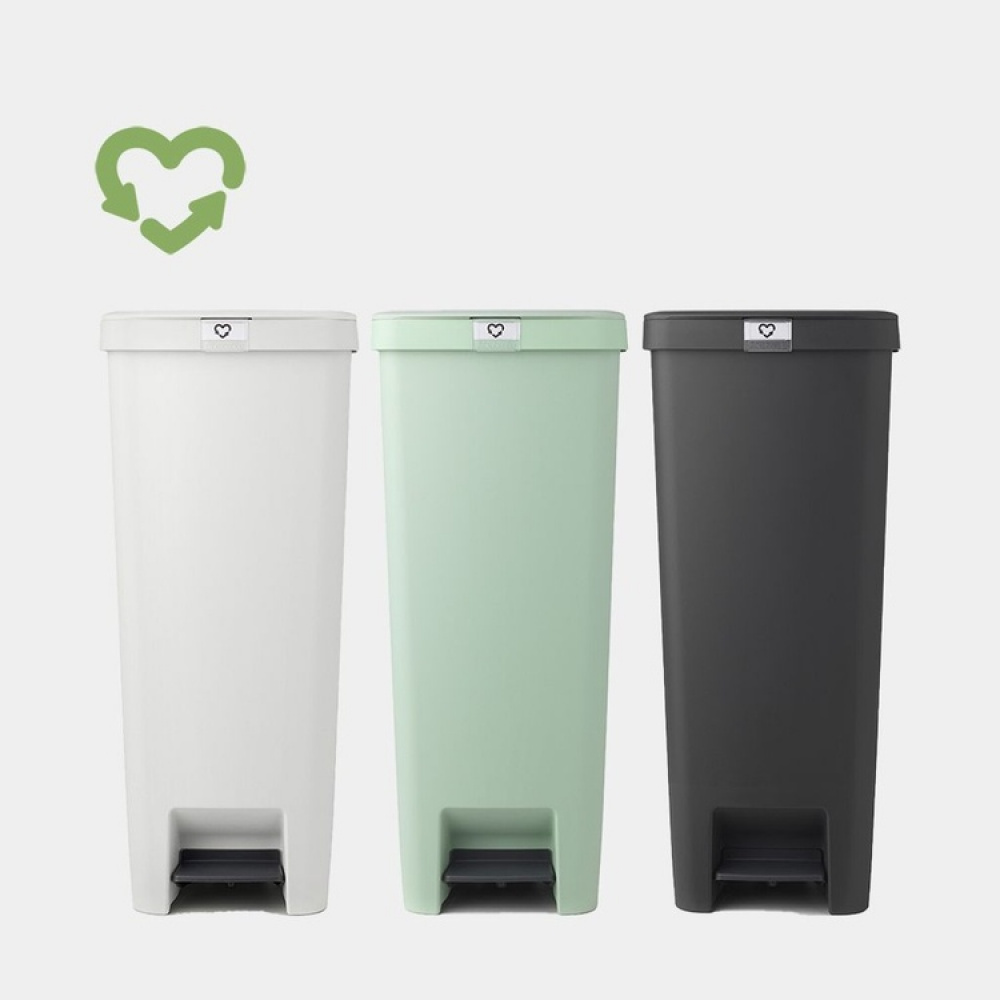 Høy pedalbøtte 40L, Brabantia, Lysegrå i gruppen Oppbevaring / Rengjøringslagring og avfallssortering hos SmartaSaker.se (42396)