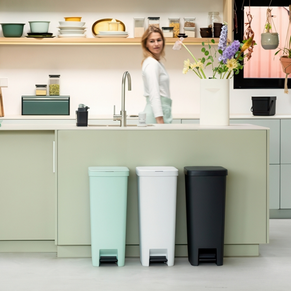 Høy pedalbøtte 40L, Brabantia i gruppen Oppbevaring / Rengjøringslagring og avfallssortering hos SmartaSaker.se (42398)