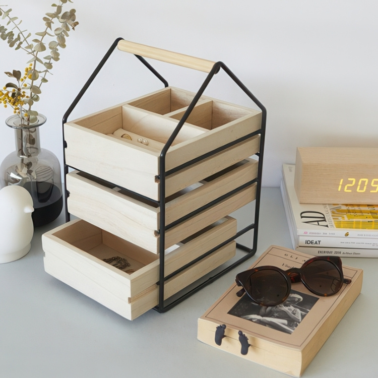 Smykkeskrin, WOODEN HOUSE, 19,5 x 17 x H 30 cm, Natur / Sort i gruppen Oppbevaring / Baderomsoppbevaring / Sminkoppbevaring hos SmartaSaker.se (42714)