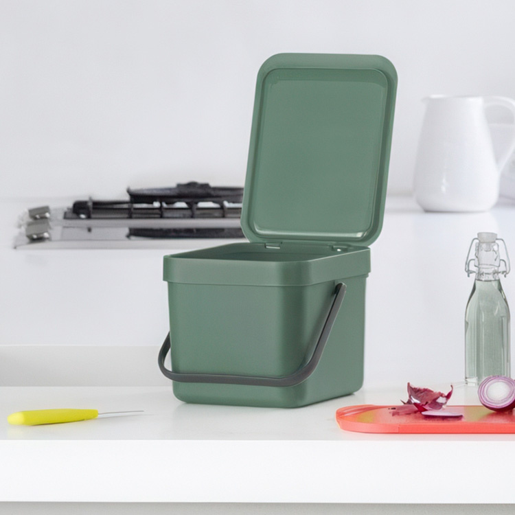 Avfallsbøtte med lokk og håndtak 6L, Brabantia, grønn i gruppen Oppbevaring / Rengjøringslagring og avfallssortering hos SmartaSaker.se (42762)