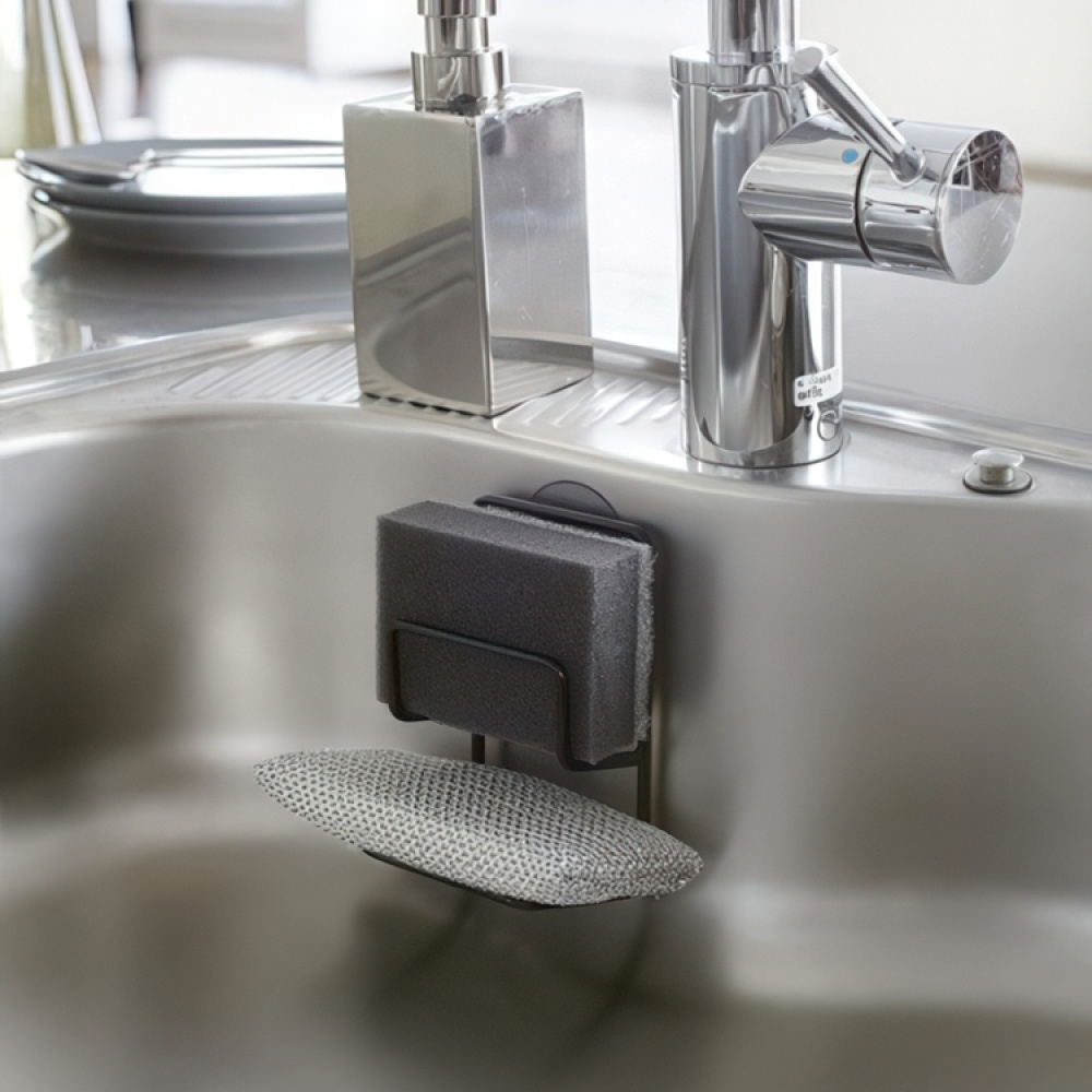 Svampholder med sugekopp, TOWER DOUBLE SPONGE HOLDER, 7,5 x 6,3 x H 12,7 cm, Yamazaki i gruppen Oppbevaring / Kjøkkenskap / Oppvaskkummer og oppvaskbenk hos SmartaSaker.se (42909)